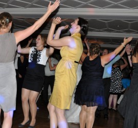 Tanzfreudige Gäste bei der Hochzeit auf der Festung Würzburg.