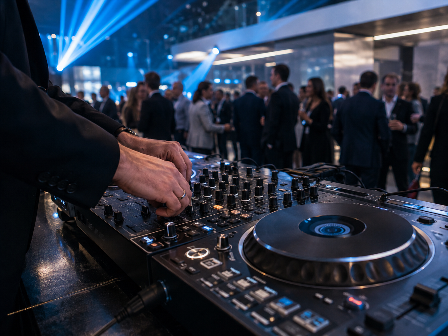 DJ-Pult und Gäste bei einer exklusiven Standparty
